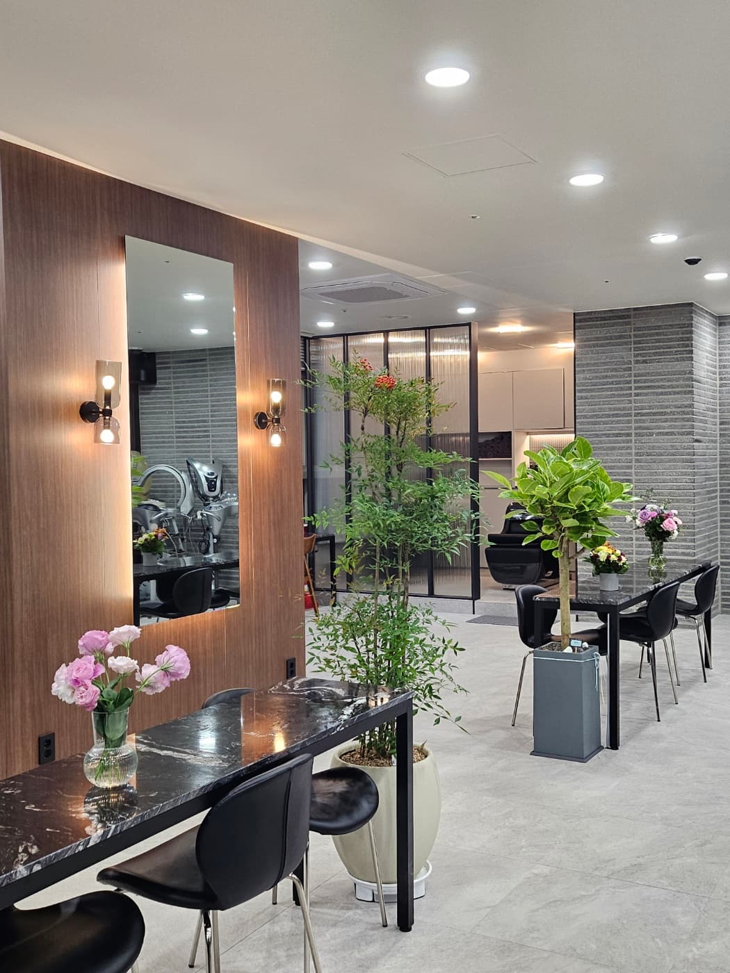 Salon de Marshall 여의도점 살롱 내부 2 — Yeouido hair salon interior photo, Seoul